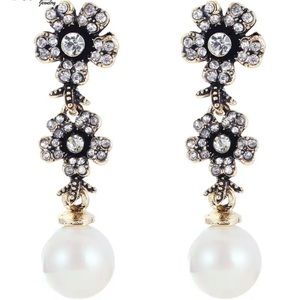 $3 Pearl Dangle Earrings. New $3 if bundled